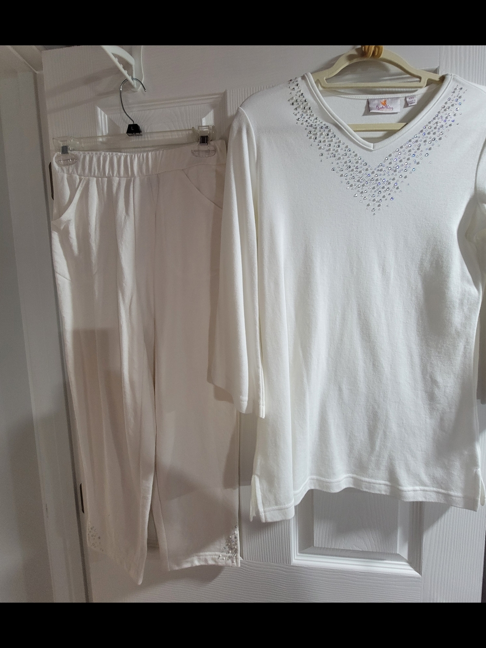 Like New- Quacker Factory 2-piece set. This white XXS outfit
